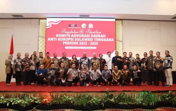 Ketgam : - Gubernur Sulawesi Tenggara (Sultra) Ali Mazi, hadir mengukuhkan dan melantik Komite Advokasi Daerah Anti Korupsi Sulawesi Tenggara Periode 2022-2025, di Hotel Claro Kendari, Selasa 4 Oktober 2022.