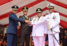 Gubernur Sultra : TNI Mitra Strategis Pemerintah Gubernur Sultra, Ali Mazi berpose bersama usai upacara peringatan Hari Ulang Tahun (HUT) Ke-77 Tentara Nasional Indonesia (TNI) di Sultra. (FOTO ISTIMEWA)