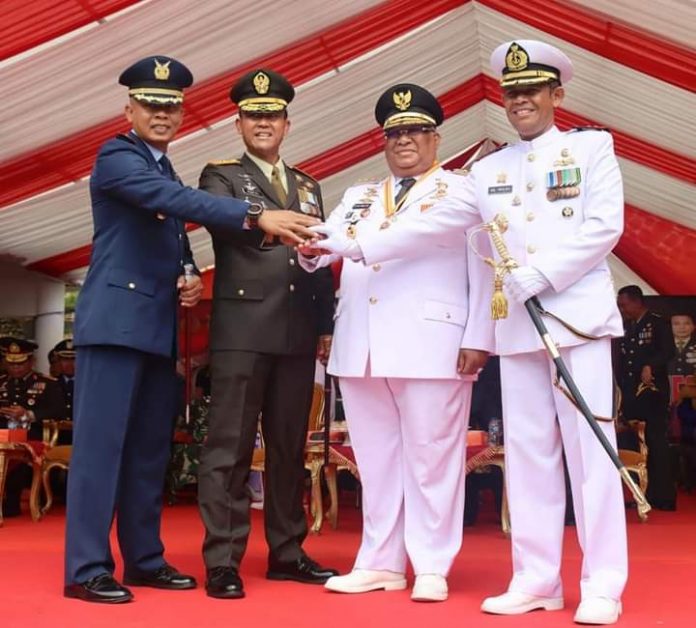 Gubernur Sultra, Ali Mazi berpose bersama usai upacara peringatan Hari Ulang Tahun (HUT) Ke-77 Tentara Nasional Indonesia (TNI) di Sultra. (FOTO ISTIMEWA)