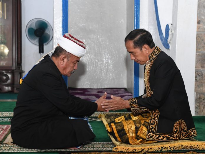 Ketgam : Presiden RI, Joko Widodo didoakan oleh perangkat Sara Masjid Agung Keraton Buton saat berkunjung di Kota Baubau beberapa waktu lalu. (FOTO ISTIMEWA)