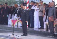 Peringatan Sumpah Pemuda, Tingkatkan Semangat Membangun Bangsa Wakil Gubernur Sultra, Lukman Abunawas saat memimpin upacara dalam rangka peringatan Hari Sumpah Pemuda, Jumat 28 Oktober 2022. (FOTO ISTIMEWA)