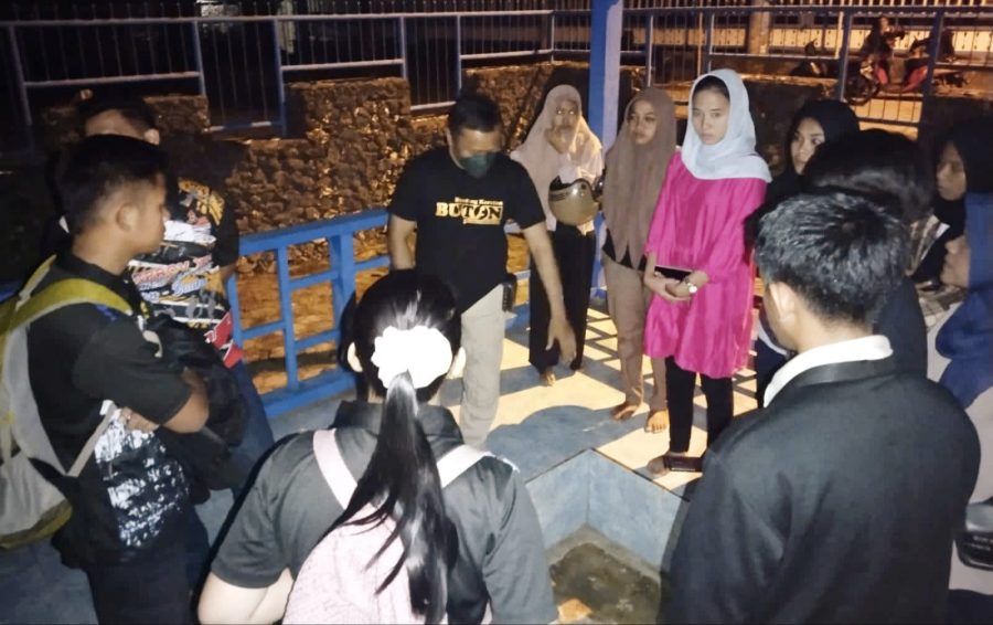 Ketgam : Sampai dengan malam hari wisatawan masih berdatangan di salah satu lokasi situs Batu Popaua (Batu Pelantikan Sultan Buton) yang berada di dalam kawasan Benteng Keraton. (FOTO ISTIMEWA)