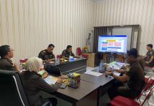 Bakal Ada Tersangka, Dugaan Korupsi Dinas PPKB Buteng Naik Penyidikan Ketgam: Tim Penyelidik Kejari Buton melakukam ekspose hasil penyelidikan kasus dugaan korupsi Dinas PPKB Buteng dihadapan Kajari Buton, Ledrik VM. Takaendengan, Senin 28 November 2022. Foto: Ist