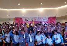 Atlet Binaraga Kendari Raih 3 Emas, Buton dan Baubau 1 Emas Ketgam : Ketua Umum PBFI Sultra, Richard (baju jas) saat berpose bersama atlet binaraga. (FOTO ASMADDIN)