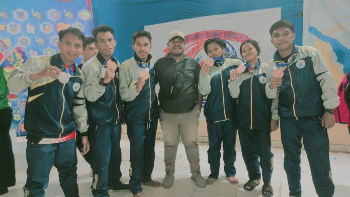 Ketgam : Atlet Sambo Buton Tengah berpose bersama usai penerimaan medali. (FOTO ISTIMEWA)