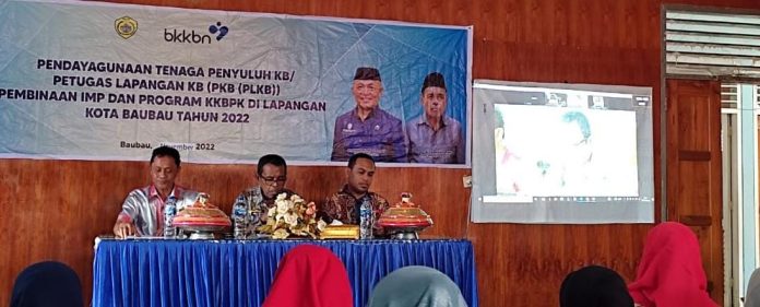 Kepala Dinas Pengendalian Penduduk dan Keluarga Berencana (DPPKB) Kota Baubau, Ali Arham saat mengikuti zoom bersama BKKBN Pusat. (Foto Asmaddin)