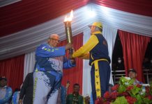 Semarak Porprov XIV Sultra, Wujudkan Sukses Prestasi Bangkitkan Ekonomi Gubernur Sultra Ali Mazi saat penyerahan obor Porprov Sultra di Kabupaten Buton. Foto : Istimewa