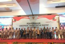 Kanwil BPN Sultra Bagikan Ratusan Sertifikat Tanah Wakil Gubernur Sultra, Lukman Abunawas dan Kepala Kanwil BPN Sultra, Andi Renald serta jajaran Forkopimda berpose bersama usai penyerahan sertifikat tanah yang dipimpin Presiden RI Joko Widodo secara virtual di Istana Negara. (FOTO Istimewa)