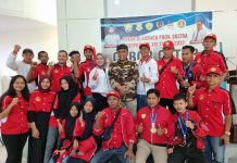 Baubau Juara Umum Catur Wali Kota Baubau, La Ode Ahmad Monianse didampingi Ketua Percasi Kota Baubau, Idrus Taufiq Saidi berpose bersama atlet Cabor Catur Kota Baubau. (FOTO ISTIMEWA)