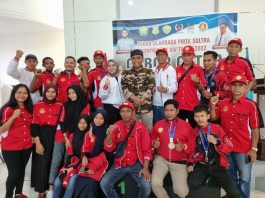 Baubau Juara Umum Catur Wali Kota Baubau, La Ode Ahmad Monianse didampingi Ketua Percasi Kota Baubau, Idrus Taufiq Saidi berpose bersama atlet Cabor Catur Kota Baubau. (FOTO ISTIMEWA)