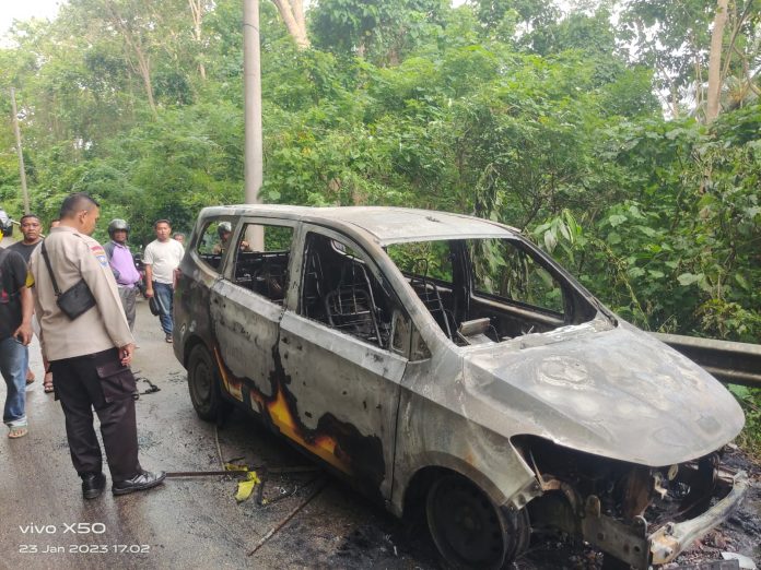 Ketgam : Begini kondisi taksi online di Kota Baubau yang terbakar saat hendak mengantar penumpangnya. Tidak ada korban jiwa namun pemilik kendaraan mengalami kerugian ratusan juta rupiah. (FOTO : ISTIMEWA)