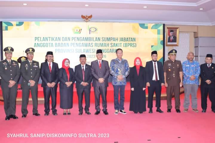 Pose bersama usai pelantikan anggota Badan Pengawas Rumah Sakit (BPRS) masa bakti 2023-2026 di Aula Merah Putih Rumah Jabatan (Rujab) Gubernur Sultra, Selasa, 17 Januari 2023. (FOTO ISTIMEWA)