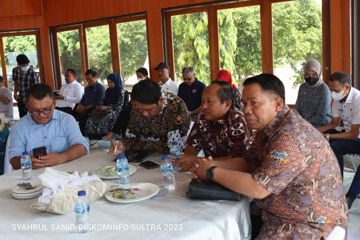 Suasana rapat koordinasi dalam rangka percepatan pembangunan aula (Baruga) Keraton Kesultanan Buton di villa Toronipa Kecamatan Konawe, Jumat 6 Januari 2023. (FOTO ISTIMEWA)