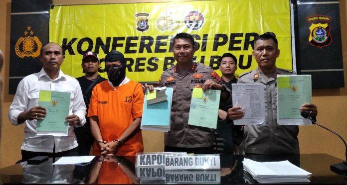 Ketgam : Kapolres Baubau, AKBP Bungin Masokan Misalayuk didampingi Kasat Reskrim Polres Baubau, AKP Nadjamuddin dan Kasi Humas Polres Baubau, AKP Abdul Rahmad saat konferensi pers siang tadi, Rabu 11 Januari 2023. (FOTO ASMADDIN)