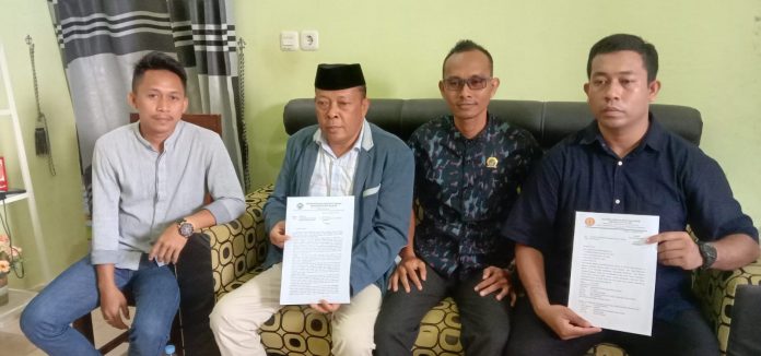 Ketgam : La Hijira didampingi sejumlah kuasa hukum saat melakukan konferensi pers, Jumat 6 Januari 2023. (FOTO ADY)