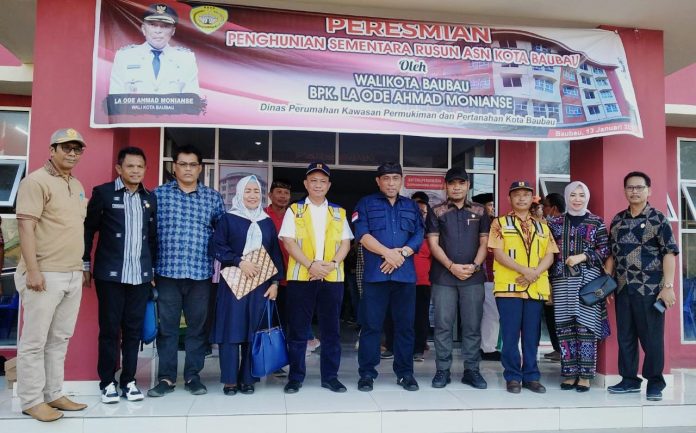 Wali Kota Baubau, La Ode Ahmad Monianse, Kepala Balai Pelaksanaan Penyediaan Perumahan Sulawesi III, Iskandar Ismail, Ketua DPRD Kota Baubau, H. Zahari menghadiri peresmian Rusunawa ASN di Kota Baubau. (FOTO : ASMADIN)