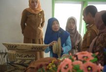 Istri Pj Bupati Buton Puji Karya Pengrajin Desa Winning