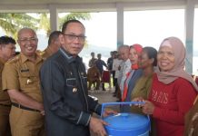 Pj Bupati Buton Serahkan Bantuan untuk Nelayan