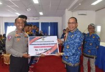Pemkab Buton Serahkan Bonus Atlet Juara Porprov Rp 737 Juta