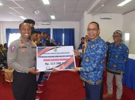 Pemkab Buton Serahkan Bonus Atlet Juara Porprov Rp 737 Juta