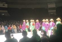 Tenun Buton Selatan Pukau Pengunjung IFW 2023 Ketgam : Tenun Buton Selatan yang dipamerkan di ajang Indonesia Fashion Week (IFW) 2023. (FOTO ISTIMEWA)