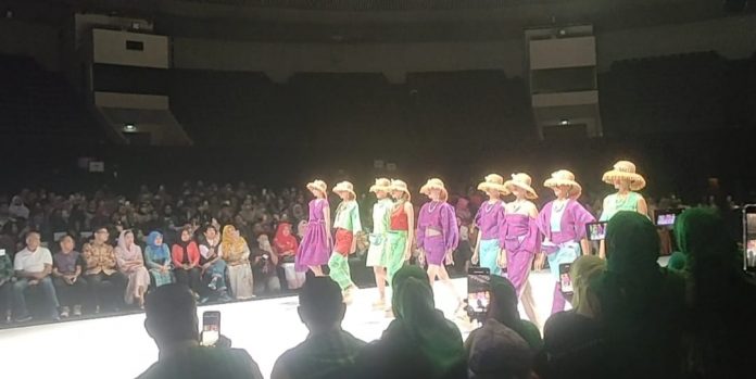 Ketgam : Tenun Buton Selatan yang dipamerkan di ajang Indonesia Fashion Week (IFW) 2023. (FOTO ISTIMEWA)