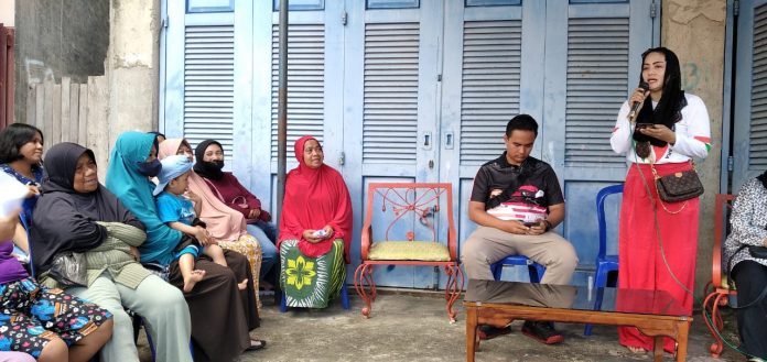 Ketua Umum Pertiwi Nusantara Nasional, Yulia Rahman Umar Samiun saat menyampaikan sambutan dalam kegiatan sosial penyaluran paket sembako, Sabtu 18 Maret 2023. (FOTO Asmaddin)