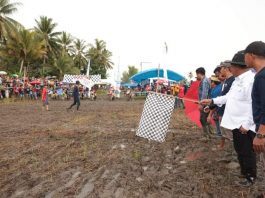 Burhanuddin Resmikan Event Balap Ojek Gabah di Poleang