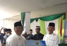 Gubernur Sultra Serahkan Dana Hibah Masjid di Kolut