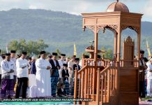 Gubernur Sultra Salat Idul Fitri di Kampung Halaman di Buton