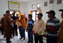 Pj Bupati Busel Bantu Masyarakat Terdampak Cuaca Ekstrem di Kadatua