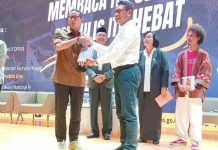 Pj Bupati Busel Beri Cinderamata ke Menparekraf Sandiaga Uno