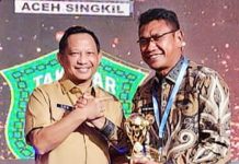 Pj Bupati Busel Raih Penghargaan UHC Award 2023