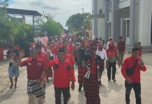 PKN Buteng Target Kursi Ketua DPRD Ketgam : Ketua Partai Kebangkitan Nusantara (PKN) Kabupaten Buton Tengah, Ali Janna memimpin rombongan saat mendaftarkan Caleg 2024 di KPUD Buton Tengah, Minggu 14 Mei 2023. (FOTO ISTIMEWA)