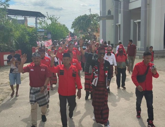 Ketgam : Ketua Partai Kebangkitan Nusantara (PKN) Kabupaten Buton Tengah, Ali Janna memimpin rombongan saat mendaftarkan Caleg 2024 di KPUD Buton Tengah, Minggu 14 Mei 2023. (FOTO ISTIMEWA)