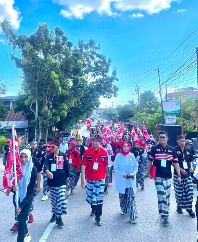 Ketua PKN Kota Baubau, Odianov Chaliullah Almondo didampingi ratusan kader dan Bacaleg PKN saat mendaftar di KPU Baubau, Sabtu 13 Mei 2024. (Foto Istimewa)