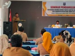 Pemda Butur Rancang Program Sanitasi Masyarakat Wabup Butur Ahali saat membuka seminar pendahuluan penyusunan dokumen review Strategi Sanitasi Kabupaten (SSK) Buton Utara tahun 2023 di Hotel Sara'ea, Senin 19 Juni 2023.