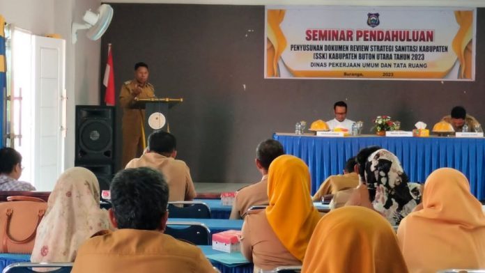 Wabup Butur Ahali saat membuka seminar pendahuluan penyusunan dokumen review Strategi Sanitasi Kabupaten (SSK) Buton Utara tahun 2023 di Hotel Sara'ea, Senin 19 Juni 2023.