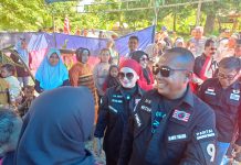 Umar Samiun Dielu-elukan Warga Butur, Curhat Soal Jalan Rusak Ketua Pimpinan Daerah (Pimda) Partai Kebangkitan Nusantara (PKN) Sulawesi Tenggara, Samsu Umar Abdul Samiun didampingi Ketua Umum Pertiwi Nusantara Nasional, Yulia Rahman saat berkunjung di Kabupaten Buton Utara.