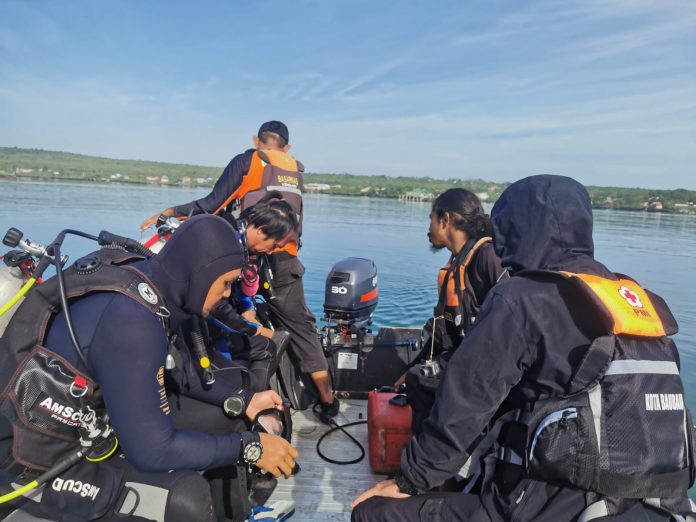 Ketgam : Pencarian korban kapal tenggelam di teluk Mawasangka Tengah, Kabupaten Buton Tengah, Sulawesi Tenggara. (FOTO ISTIMEWA)