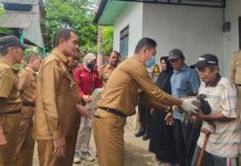 Pj. Bupati Busel Salurkan Bantuan Kesejahteraan Sosial Pj. Bupati Buton Selatan, La Ode Budiman sat menyalurkan bantuan program Kesejahteraan Sosial di Kabupaten Buton Selatan.