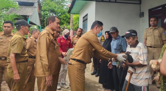 Pj. Bupati Buton Selatan, La Ode Budiman sat menyalurkan bantuan program Kesejahteraan Sosial di Kabupaten Buton Selatan.