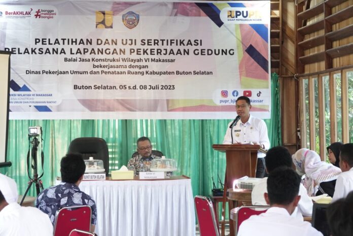 Ketgam : Pelatihan dan Sertifikasi pelaksana lapangan pembangunan gedung yang dibuka langsung Pj. Bupati Buton Selatan.