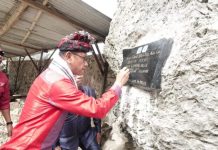 Pj Bupati Busel Resmikan Tambatan Perahu di Siompu Ketgam : Pj. Bupati Buton Selatan, La Ode Budiman saat meresmikan tambatan perahu di Kecamatan Siompu.