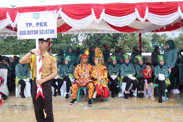 Ketgam : Kontingen Buton Selatan saat menghadiri temu kader TP PKK Se-Sultra.