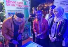 Pj. Bupati Buton Selatan Puji Stand Pameran Dinas Sosial Ketgam : Pj. Bupati Buton Selatan, La Ode Budiman saat berkunjung di stand pameran Dinas Sosial Kabupaten Buton Selatan.