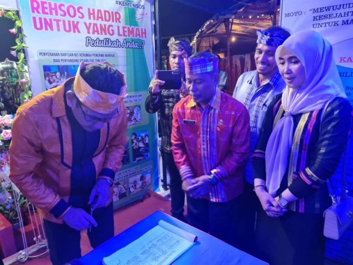 Ketgam : Pj. Bupati Buton Selatan, La Ode Budiman saat berkunjung di stand pameran Dinas Sosial Kabupaten Buton Selatan.