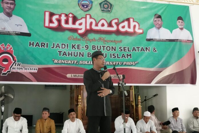 Ketgam : Pj. Bupati Buton Selatan, La Ode Budiman saat menghadiri doa bersama memperingati tahun baru Islam.