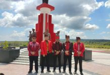 Pj. Bupati Busel Resmikan Monumen Patung Sukarno di Buton Selatan Ketgam : Pose bersama usai peresmian monumen patung Soekarno di Kabupaten Buton Selatan.