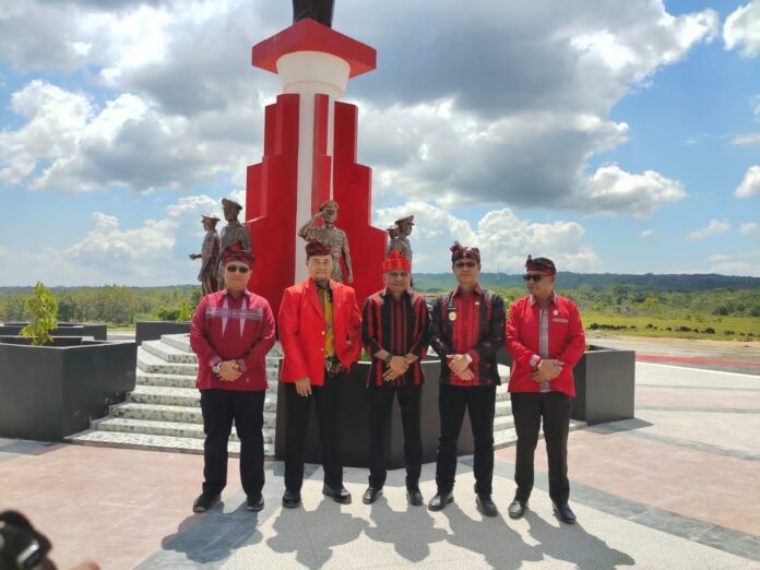 Ketgam : Pose bersama usai peresmian monumen patung Soekarno di Kabupaten Buton Selatan.